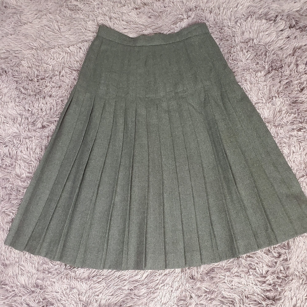 Top notch gray pleated skirt... SHE cute
